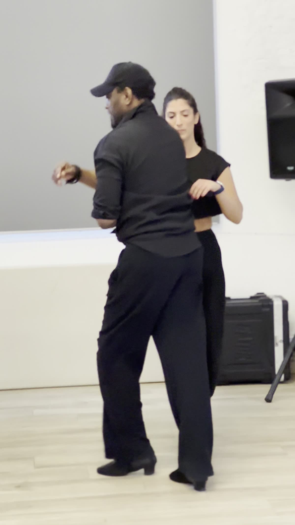 Mike O. guide une élève pendant un cours en studio